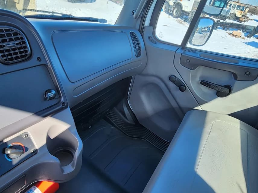2008 Freightliner BUSINESS CLASS M2 106 - 33