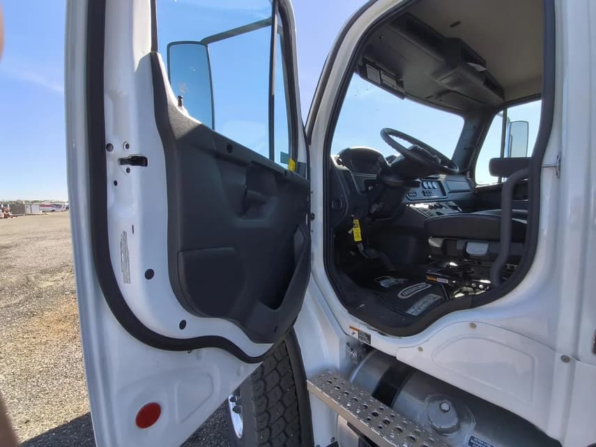 2025 Freightliner BUSINESS CLASS M2 106 - 18