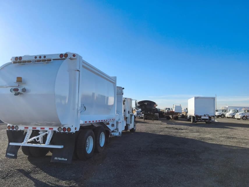 2013 Freightliner BUSINESS CLASS M2 106 - 19