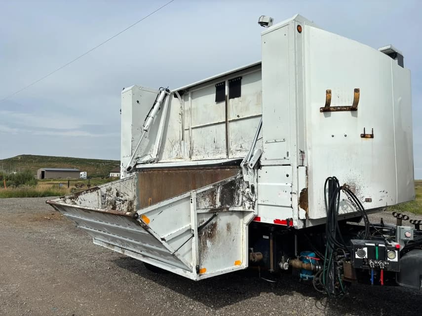 2013 Freightliner BUSINESS CLASS M2 106 - 6