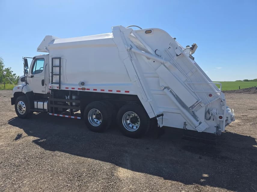 2013 Freightliner 108SD - 29