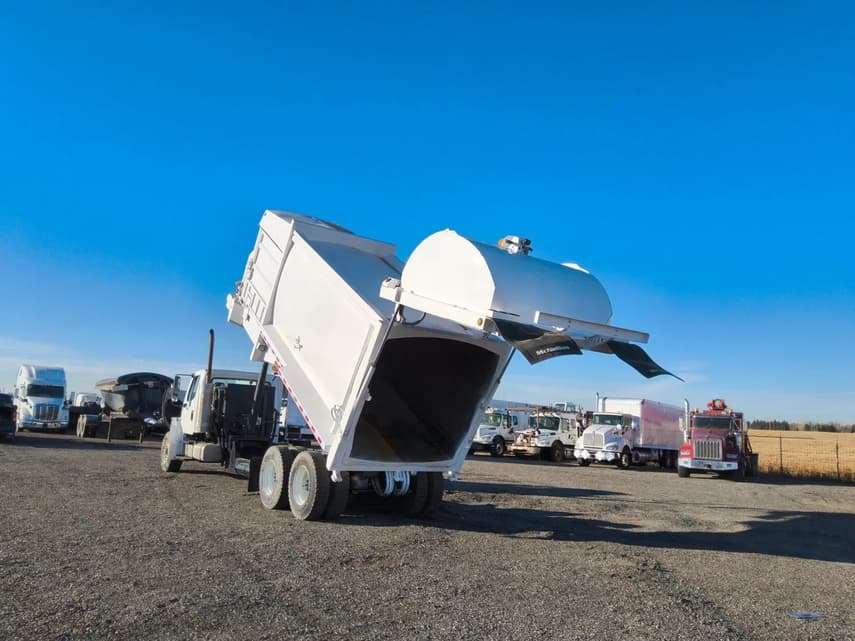 2013 Freightliner BUSINESS CLASS M2 106 - 18