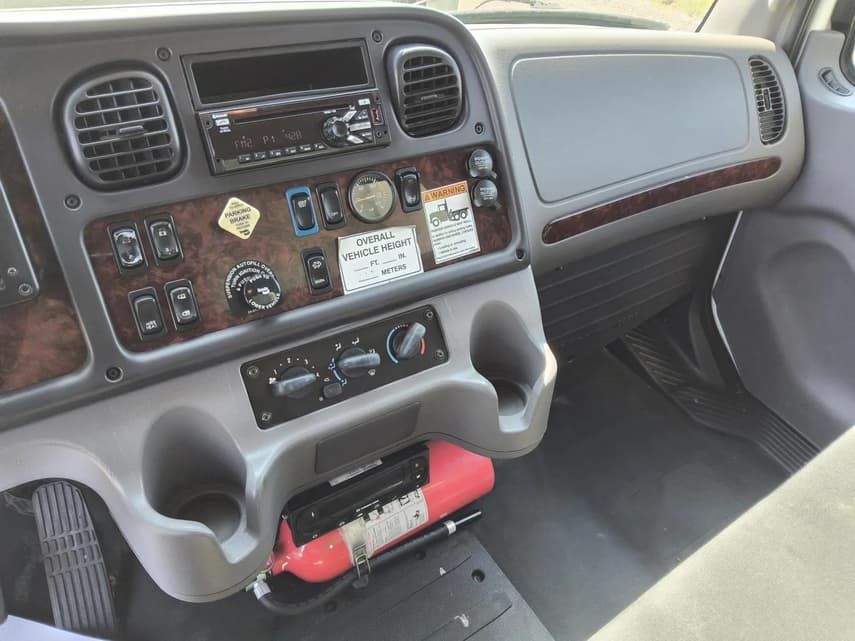 2018 Freightliner BUSINESS CLASS M2 106 - 24