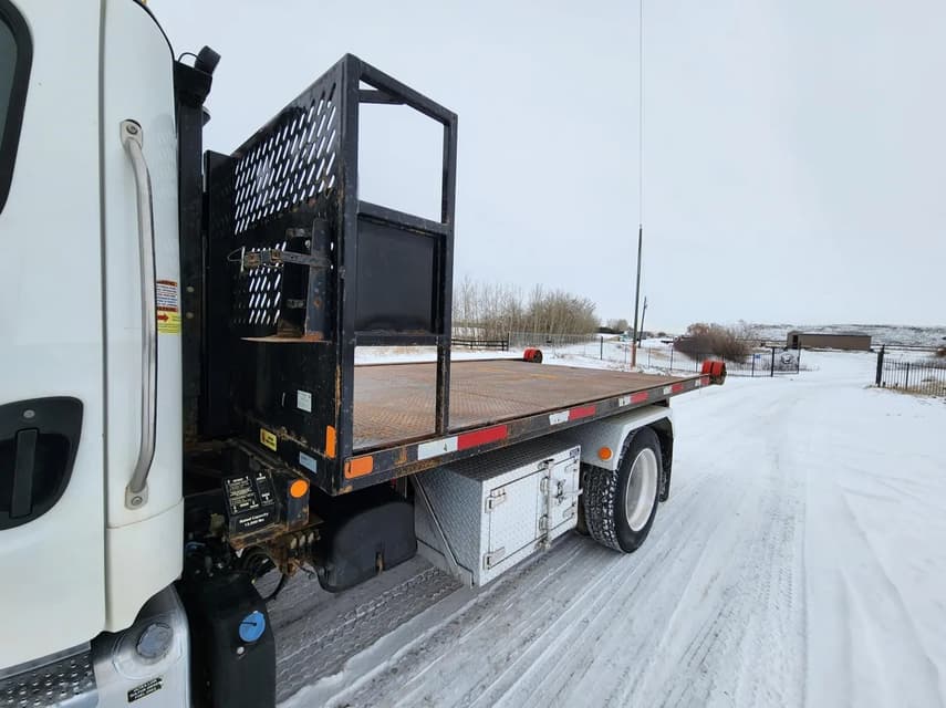 2017 Freightliner M2106 - 12