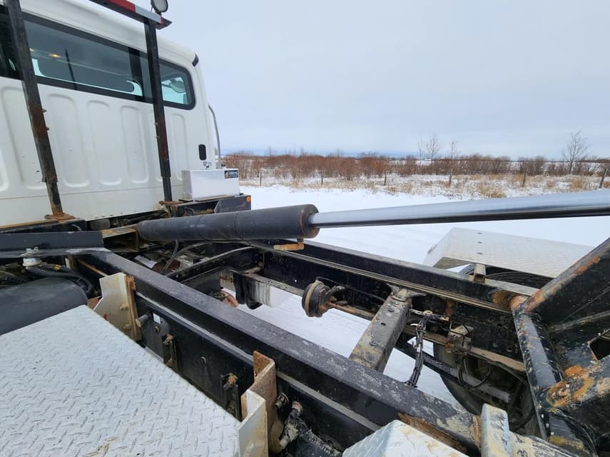 2017 Freightliner M2106 - 18