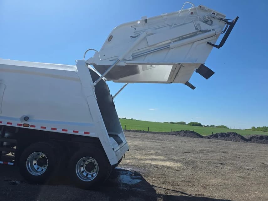 2013 Freightliner 108SD - 28