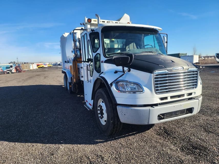 2016 Freightliner M2 106 - 31