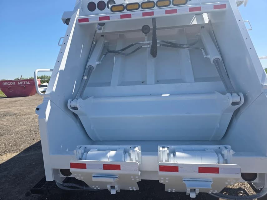 2013 Freightliner 108SD - 10
