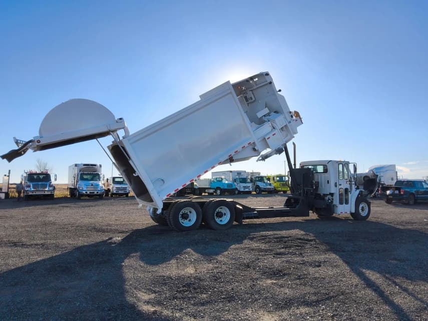2013 Freightliner BUSINESS CLASS M2 106 - 15