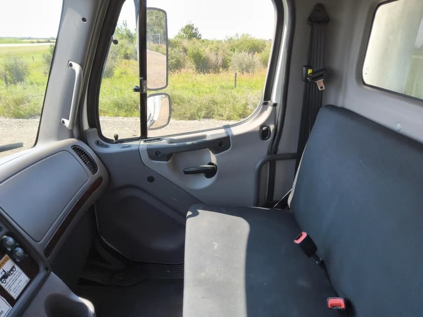 2018 Freightliner BUSINESS CLASS M2 106 - 23