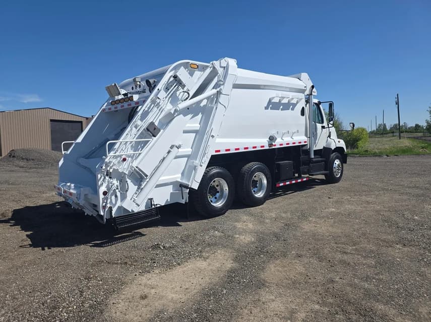 2013 Freightliner 108SD - 31