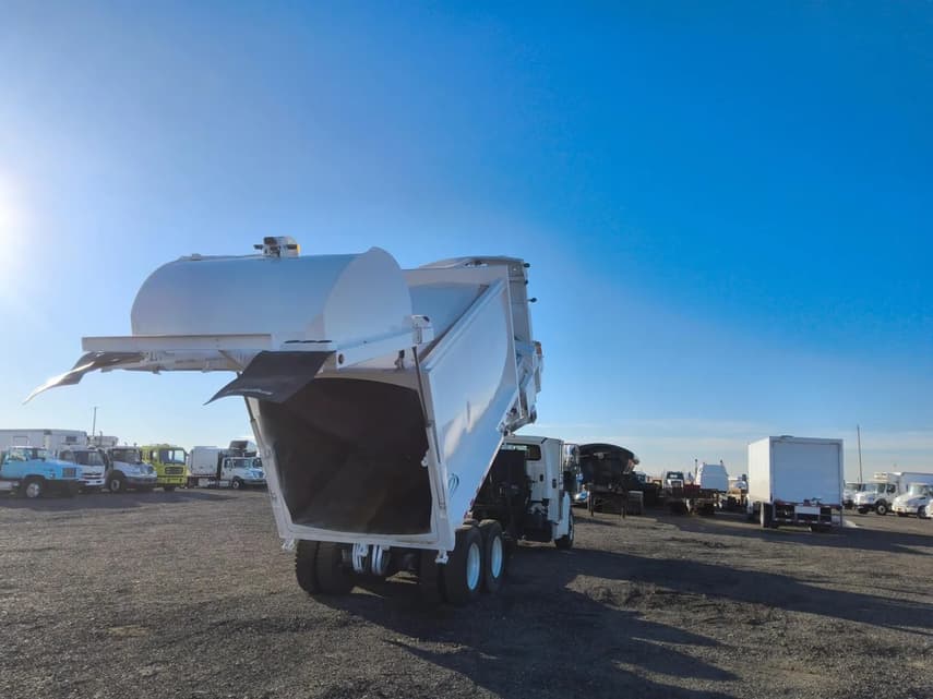 2013 Freightliner BUSINESS CLASS M2 106 - 21