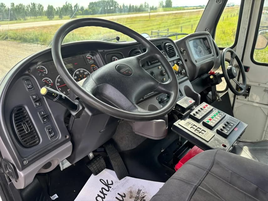2013 Freightliner BUSINESS CLASS M2 106 - 19