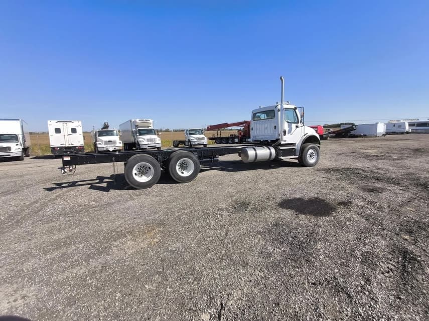 2025 Freightliner BUSINESS CLASS M2 106 - 26