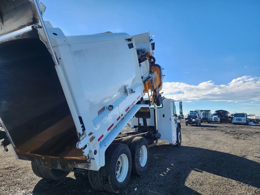 2016 Freightliner M2 106 - 32