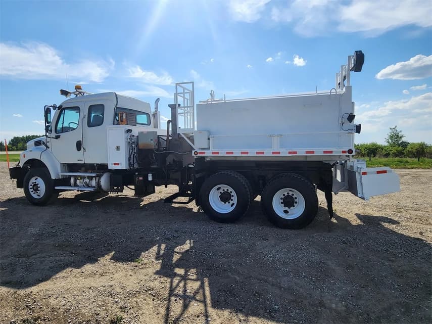 2006 Freightliner BUSINESS CLASS M2 106 - 9