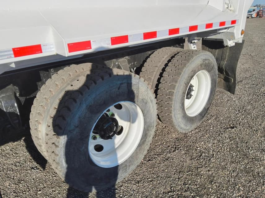 2013 Freightliner BUSINESS CLASS M2 106 - 24