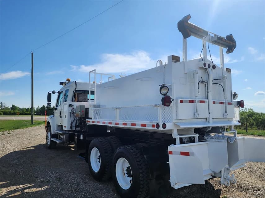 2006 Freightliner BUSINESS CLASS M2 106 - 8