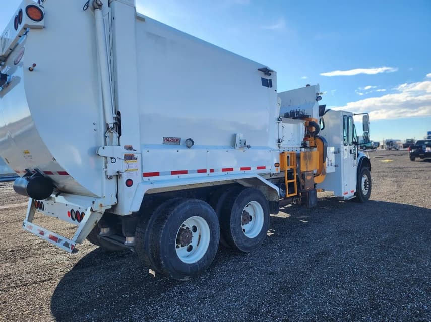 2016 Freightliner M2 106 - 25