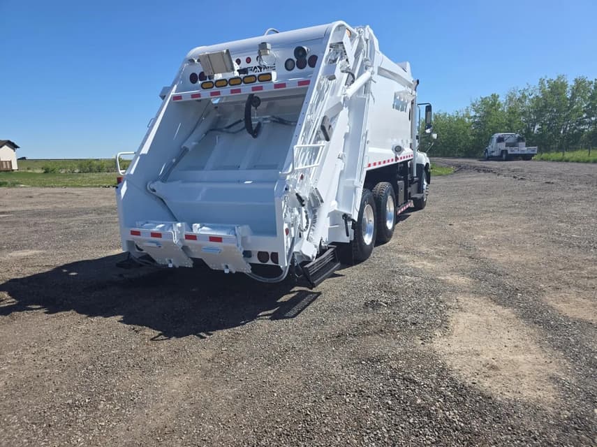 2013 Freightliner 108SD - 32