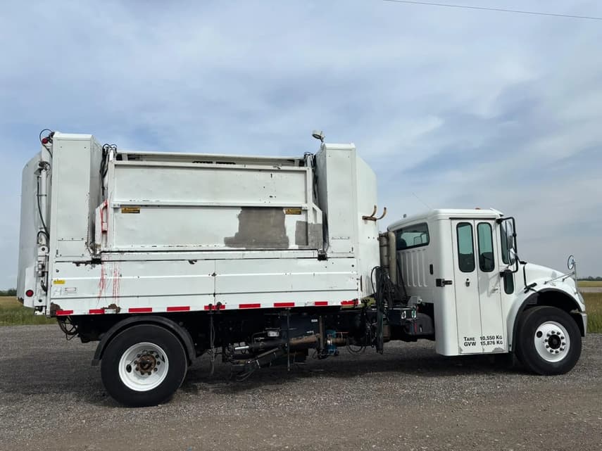 2013 Freightliner BUSINESS CLASS M2 106 - 25