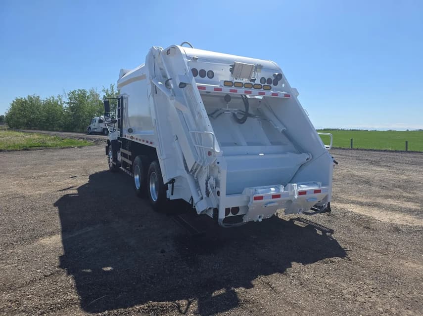 2013 Freightliner 108SD - 36