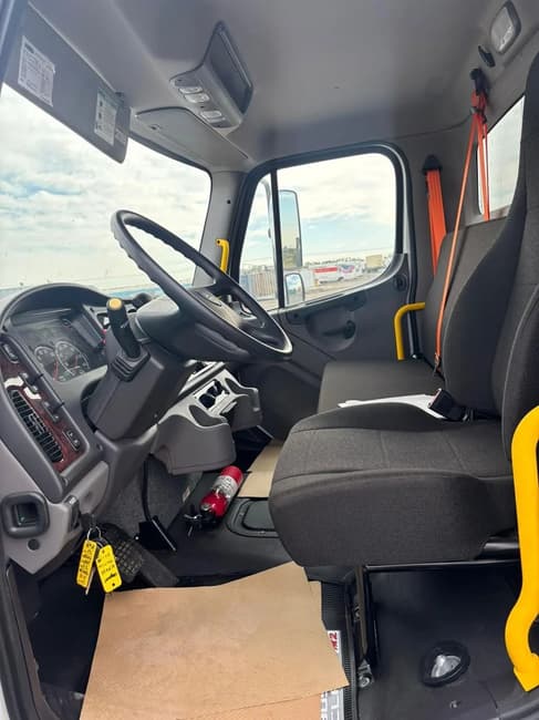 2025 Freightliner BUSINESS CLASS M2 106 - 21