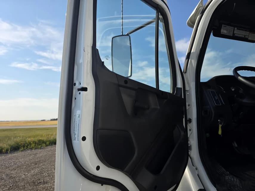 2025 Freightliner BUSINESS CLASS M2 106 - 16
