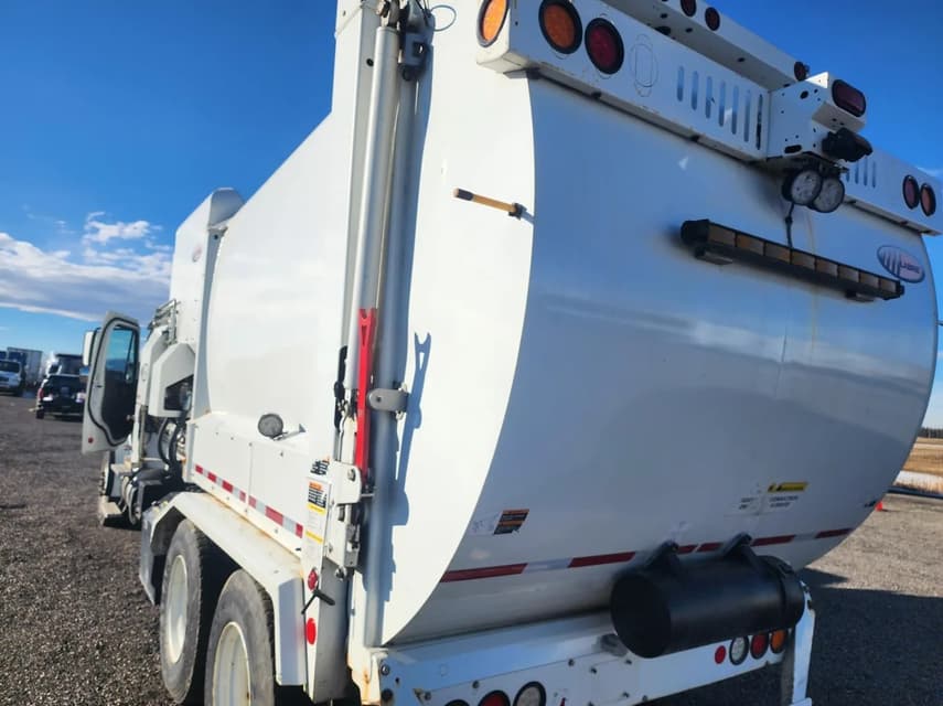2016 Freightliner M2 106 - 23