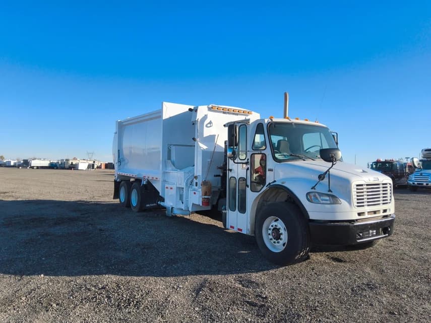 2013 Freightliner BUSINESS CLASS M2 106 - 1