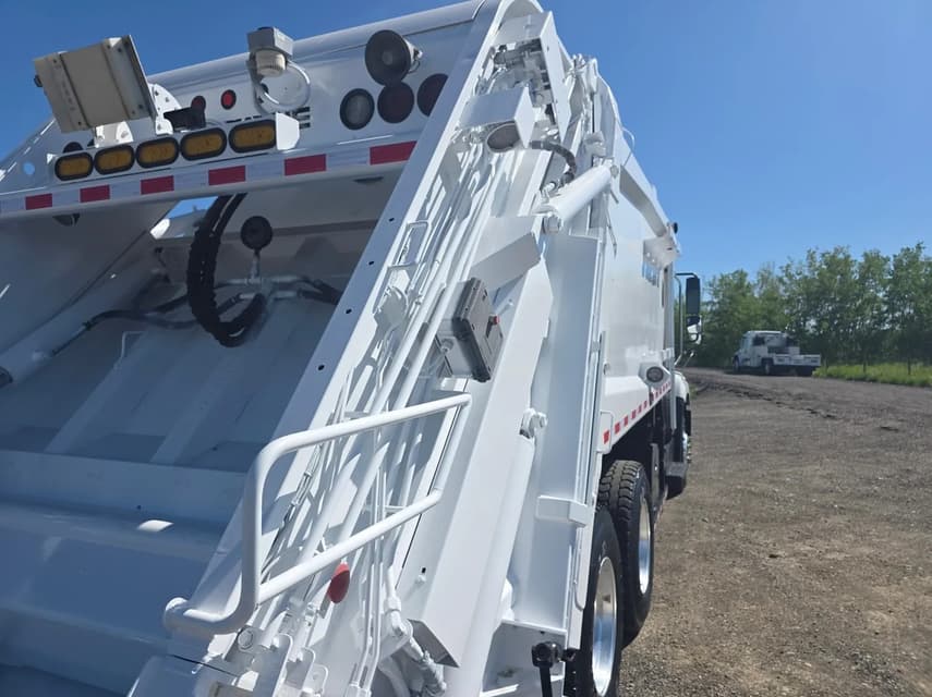 2013 Freightliner 108SD - 20