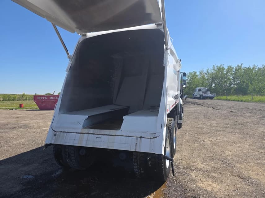 2013 Freightliner 108SD - 27