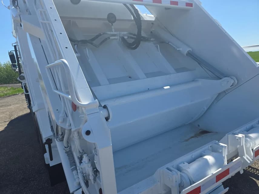 2013 Freightliner 108SD - 6