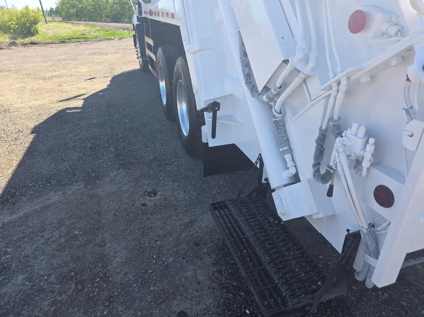 2013 Freightliner 108SD - 15
