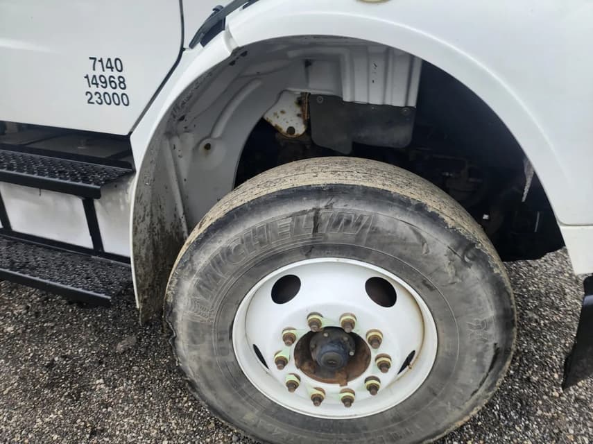 2007 Freightliner M2106 - 21
