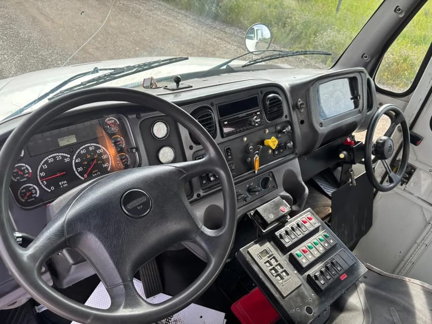 2013 Freightliner BUSINESS CLASS M2 106 - 21