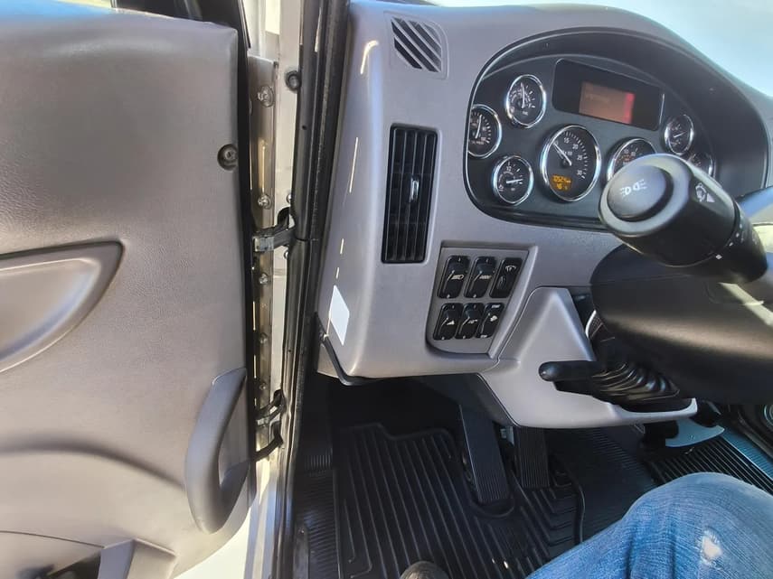 2021 Peterbilt 348 - 7