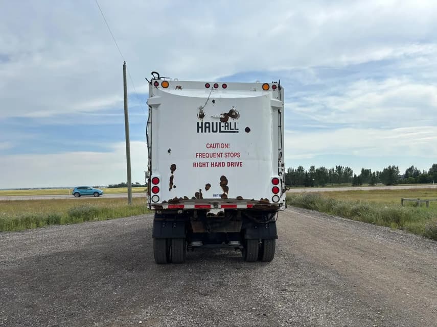 2013 Freightliner BUSINESS CLASS M2 106 - 24