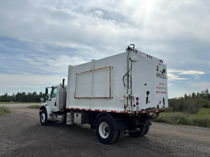 2013 Freightliner BUSINESS CLASS M2 106 - 23