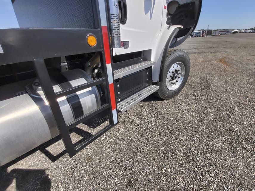2025 Freightliner BUSINESS CLASS M2 106 - 17
