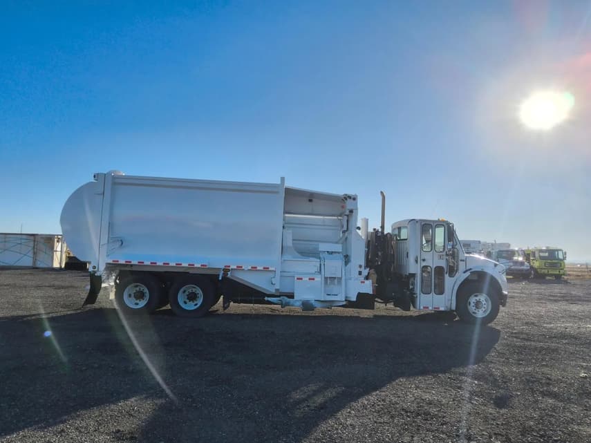 2013 Freightliner BUSINESS CLASS M2 106 - 14