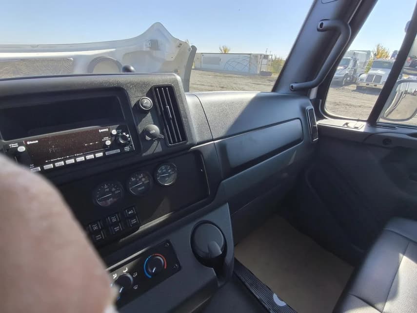 2025 Freightliner BUSINESS CLASS M2 106 - 23