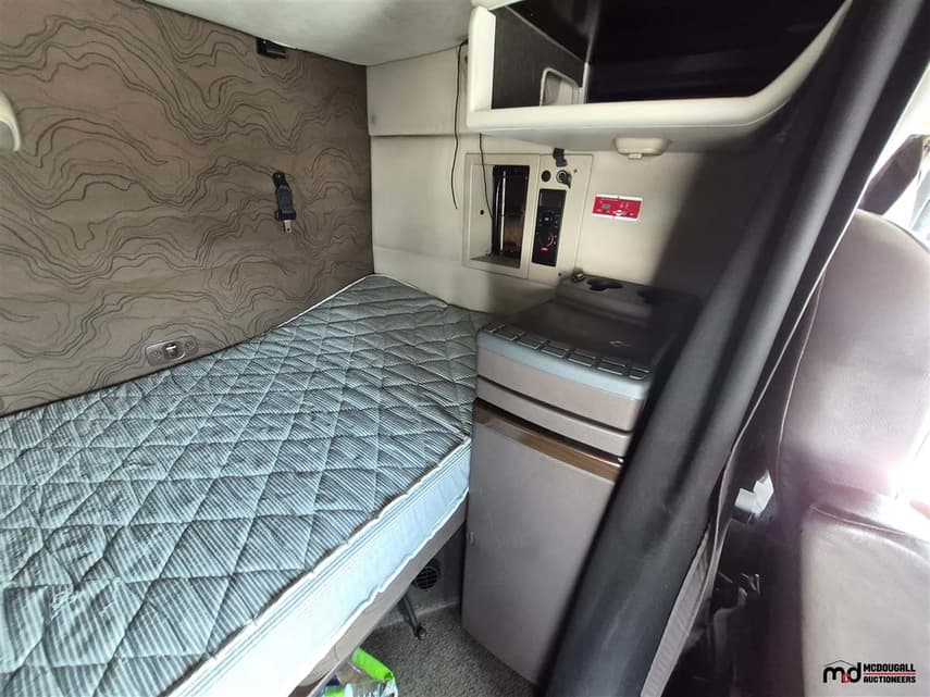 2013 Volvo VNL - 16