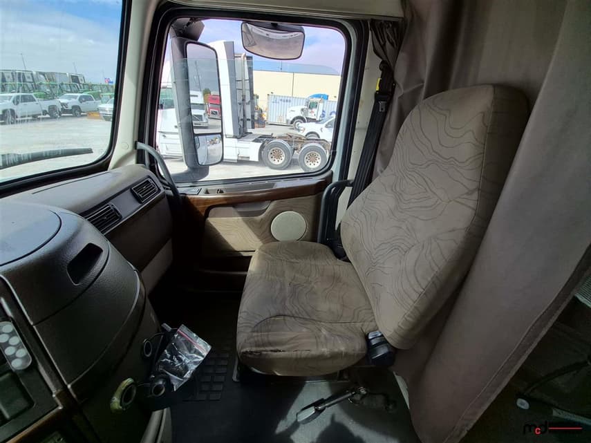 2013 Volvo VNL - 19