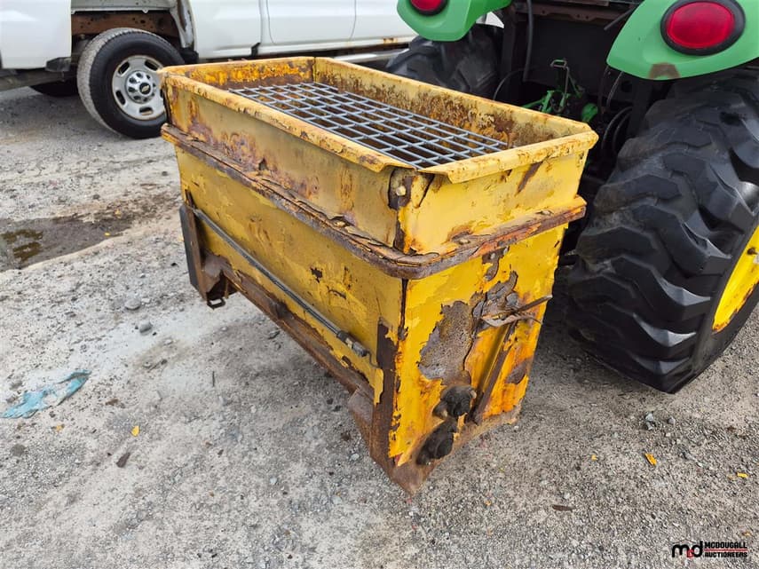 2015 John Deere 3033R - 24