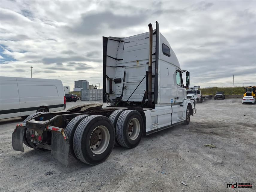 2017 Volvo VNL - 8
