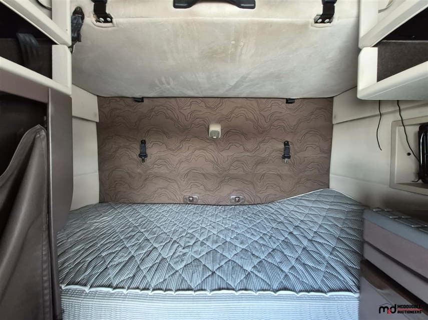 2013 Volvo VNL - 17