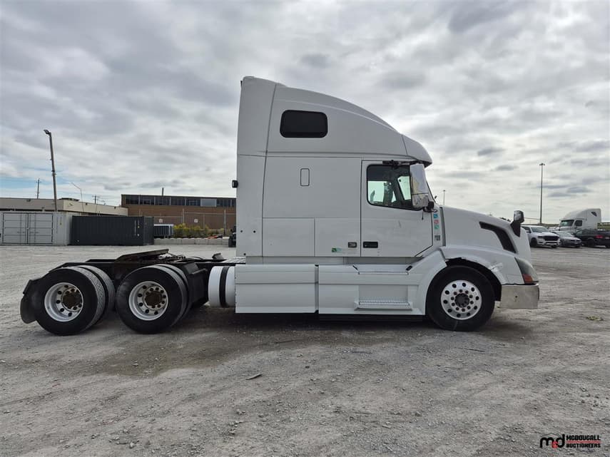 2014 Volvo VNL - 18