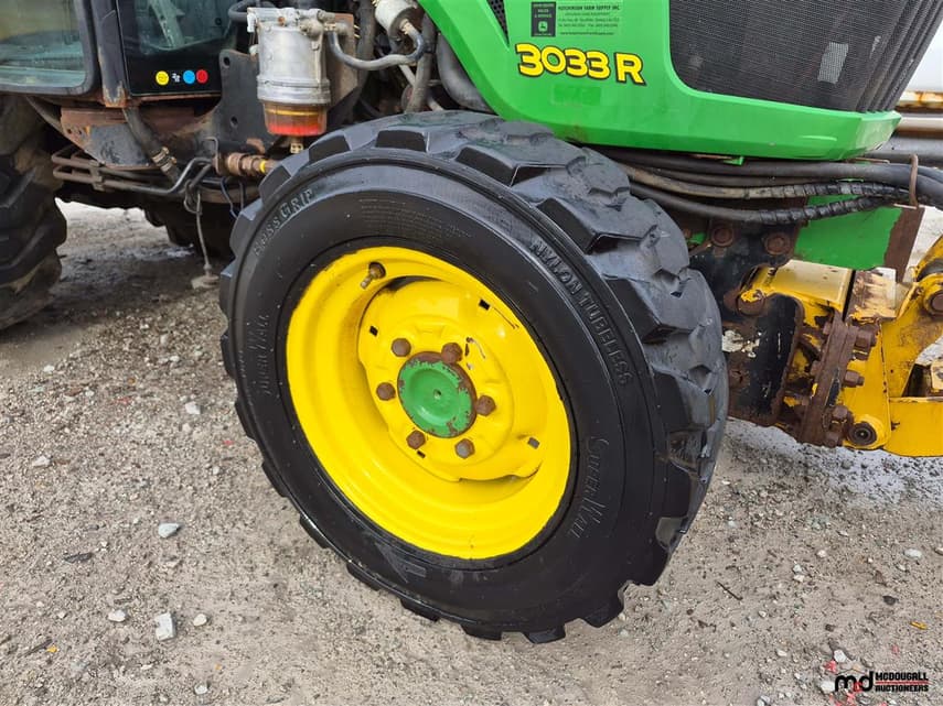 2015 John Deere 3033R - 14