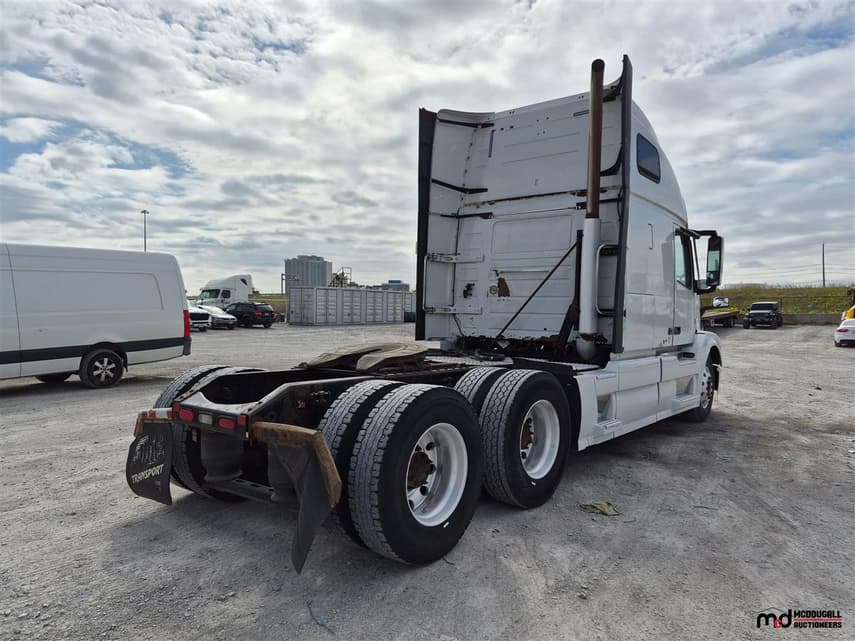 2013 Volvo VNL - 9
